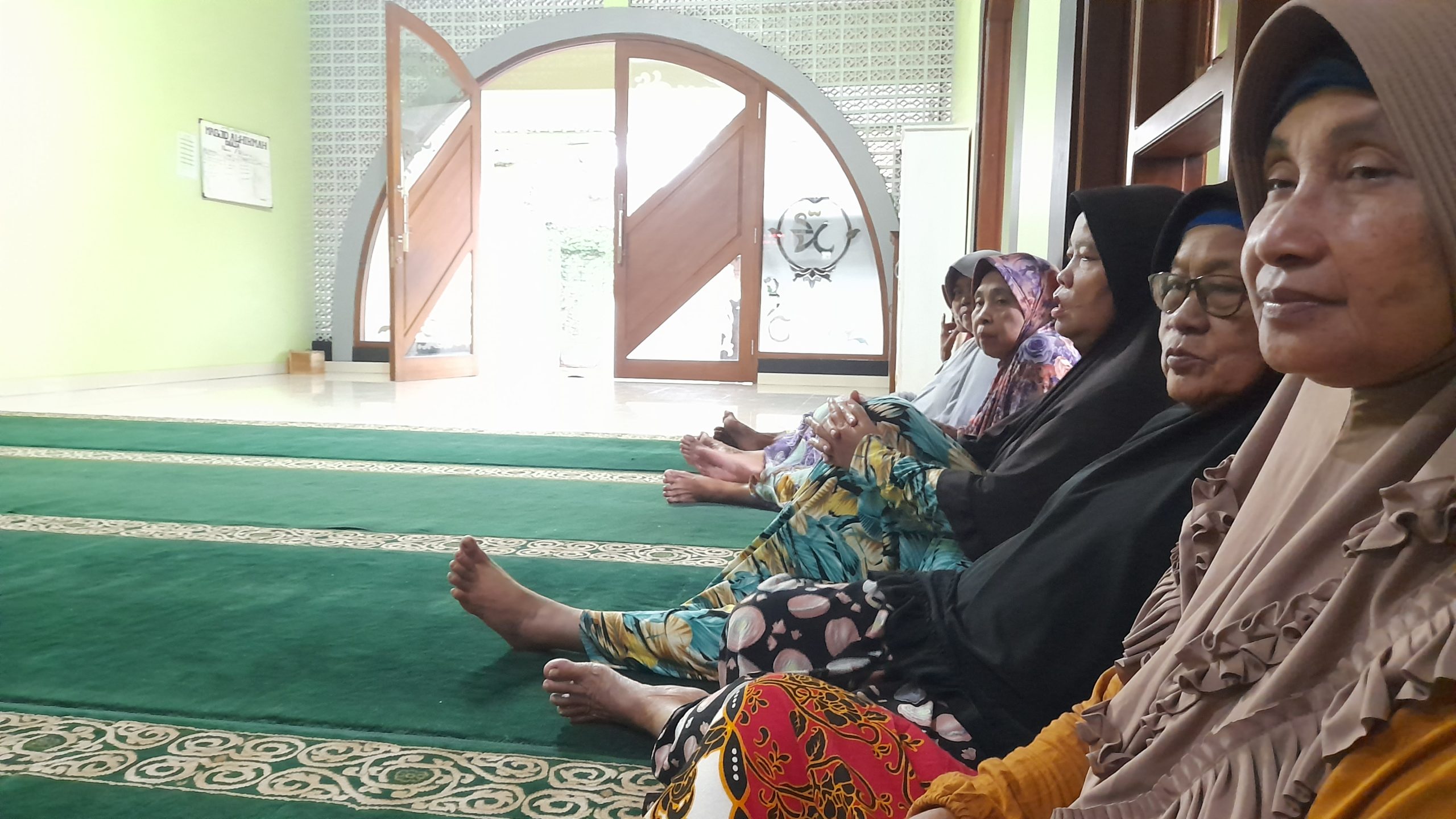 Pengajian Rutinan Ibu-Ibu RT 001 RW 013 di Masjid Al-Hikmah Ciraja