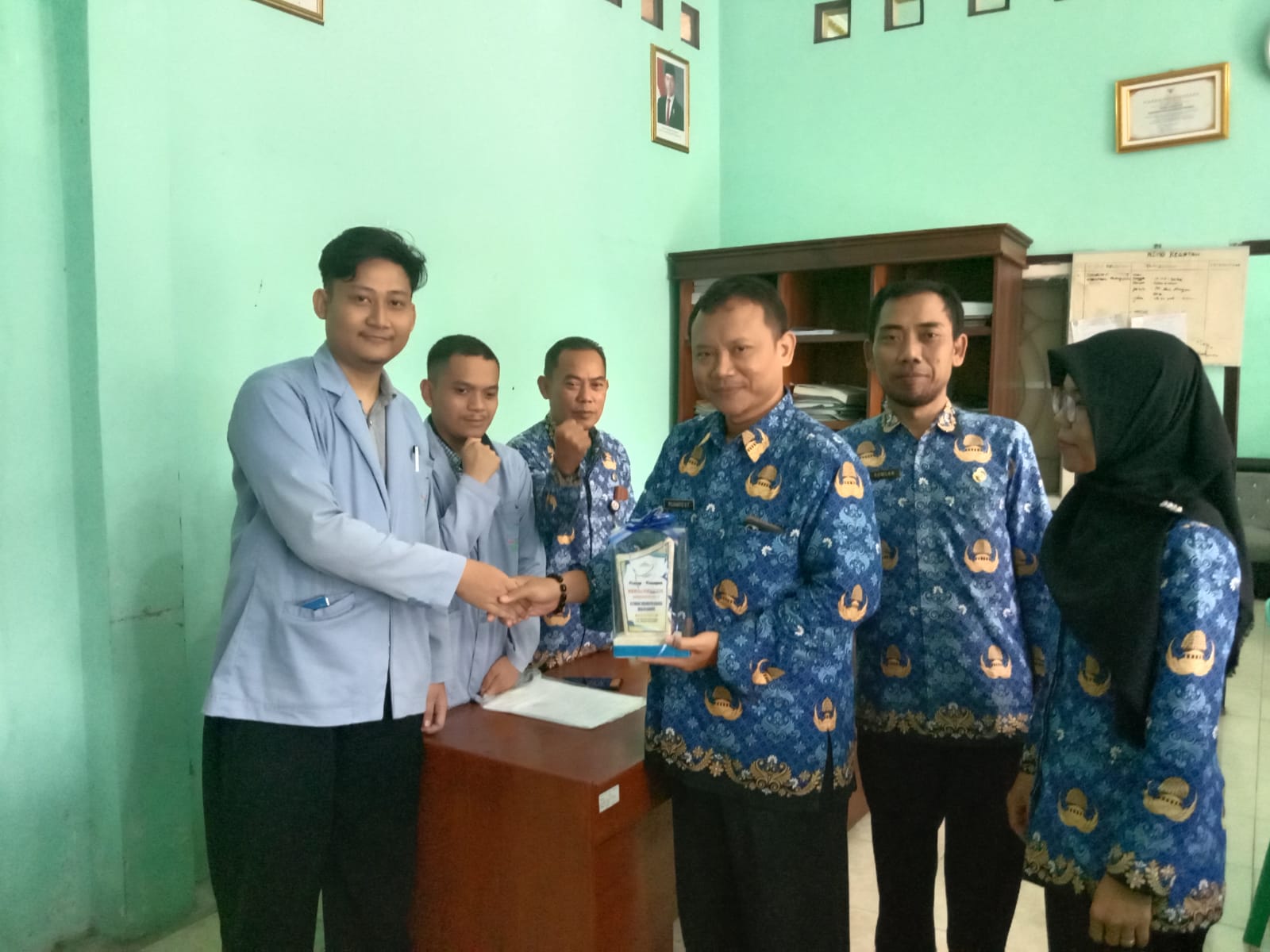 Serah Terima Plakat Mahasiswa Kerja Praktek STMIK Komputama Majenang di Desa Ciporos