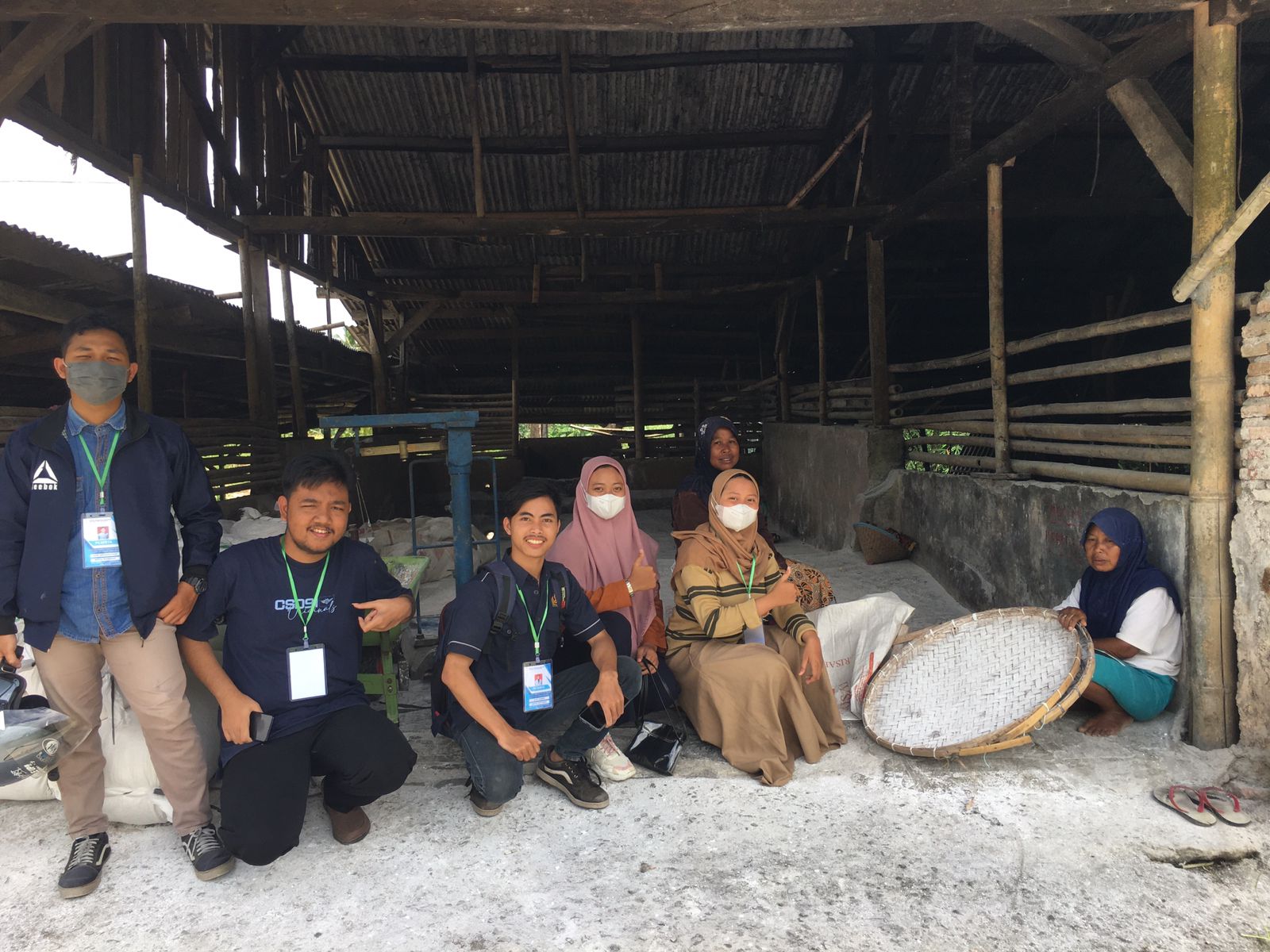 Mahasiswa KKN STMIK Komputama Majenang mengunjungi Pabrik Pembuatan Aci di Dusun Gembol Desa Ciporos