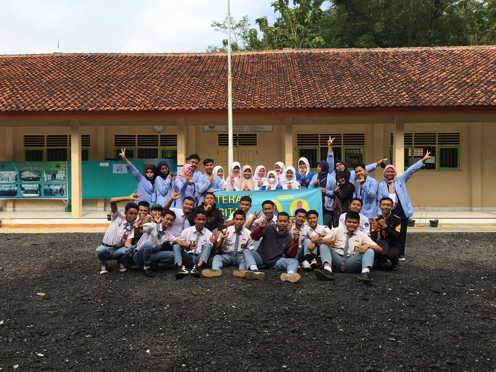 Literasi Digital "Cerdas dan Bijak dalam Bermedia Sosial" di SMK Praja Utama Karangpucung Oleh Mahasiswa KKN STMIK Komputama Majenang
