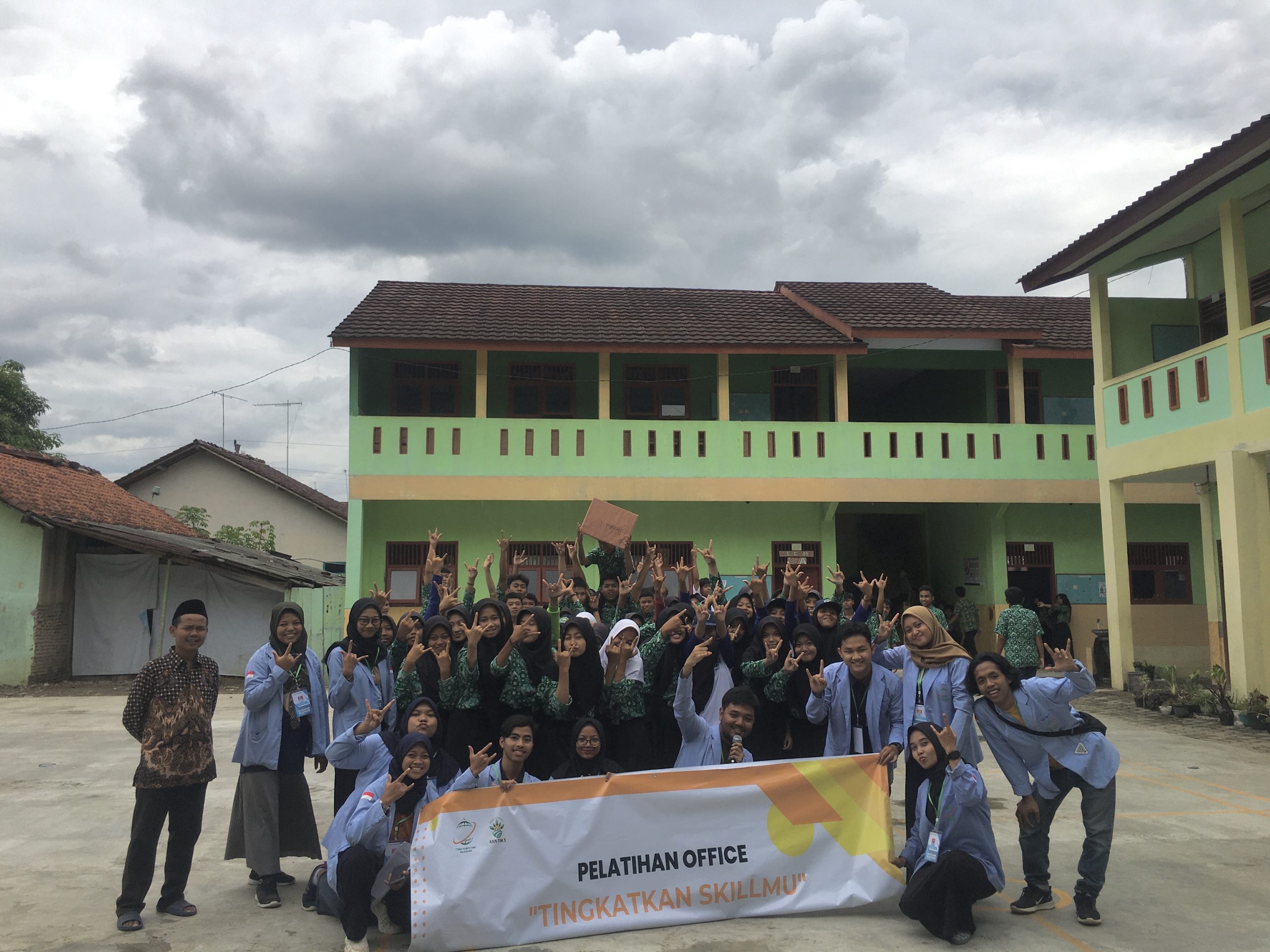 Siswa-Siswi Kelas 9 MTs Nurul Huda Mengikuti Ujian Akhir Pelatihan Microsoft Office