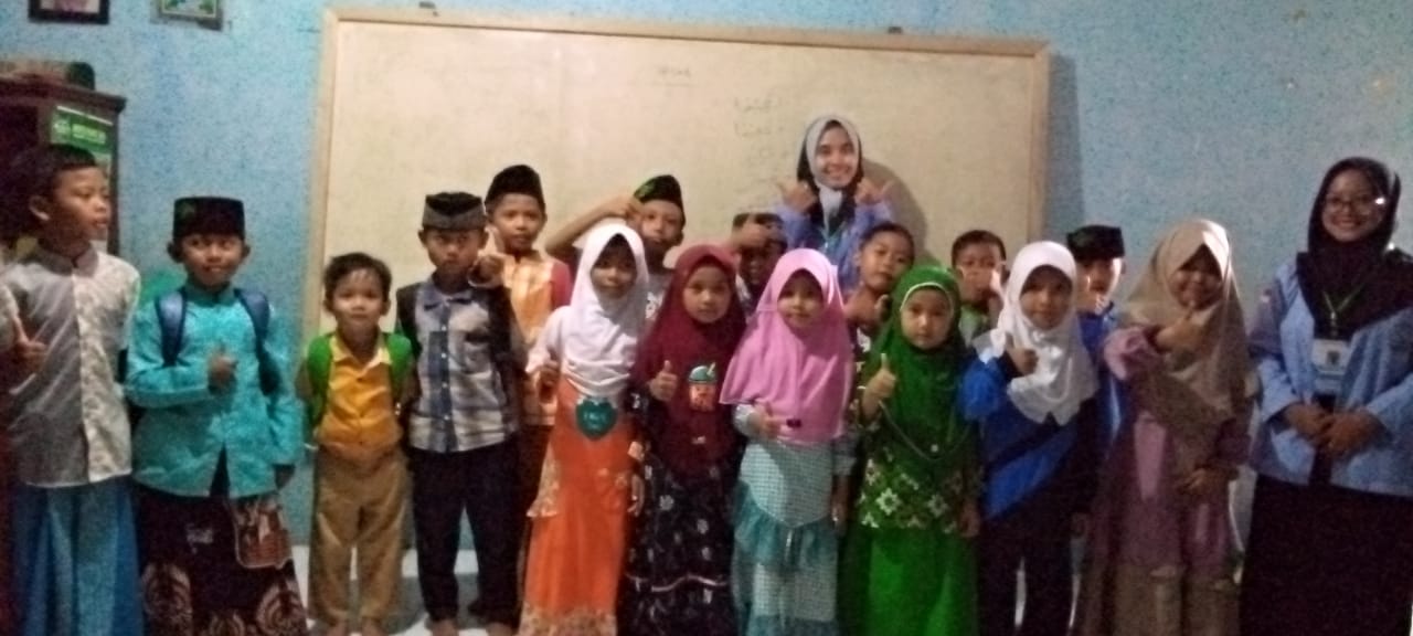 Mahasiswa KKN Ikut Mengajar di TPQ Al-Hikmah Ciraja