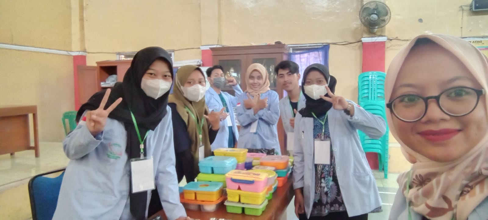 Ibu-ibu Hebat dan Calon Ibu-ibu hebat Desa Ciporos Menyiapkan Menu Makan Untuk PMT Stunting Hari ke-3