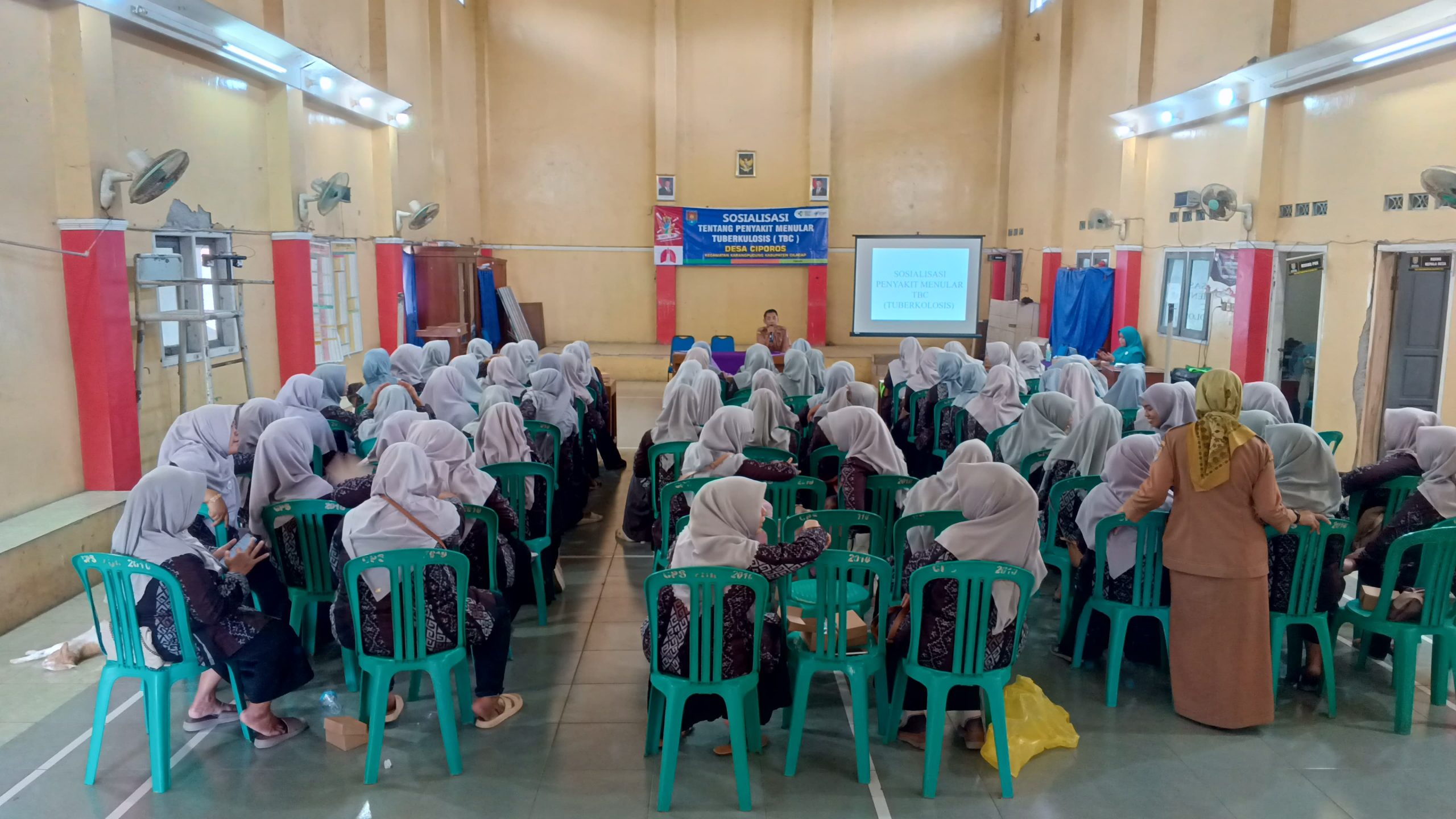 Sosialisasi Penyakit Menular TBC di Desa Ciporos: Upaya Cegah Dini untuk Masyarakat Sehat